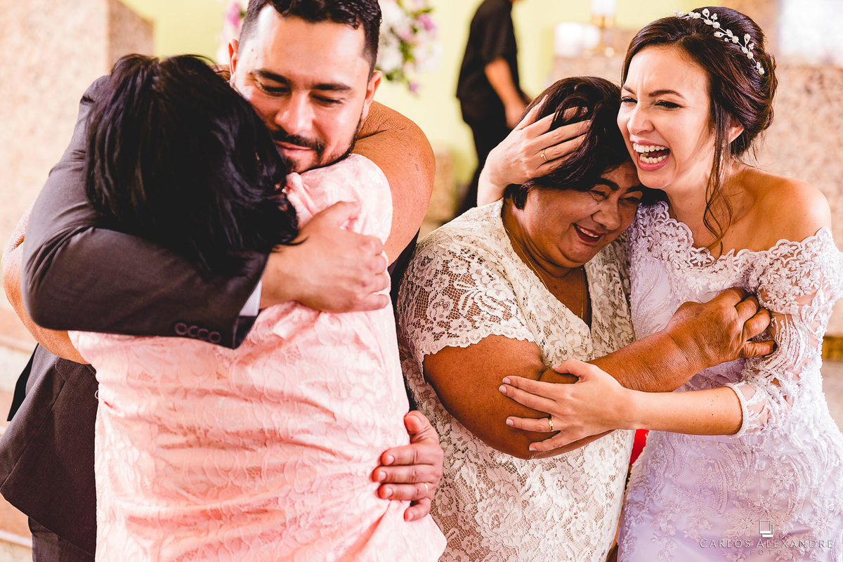 abraços no casamento e sorrisos que aconchegam, fotos em três corações Carlos Alexandre Lia Noivas