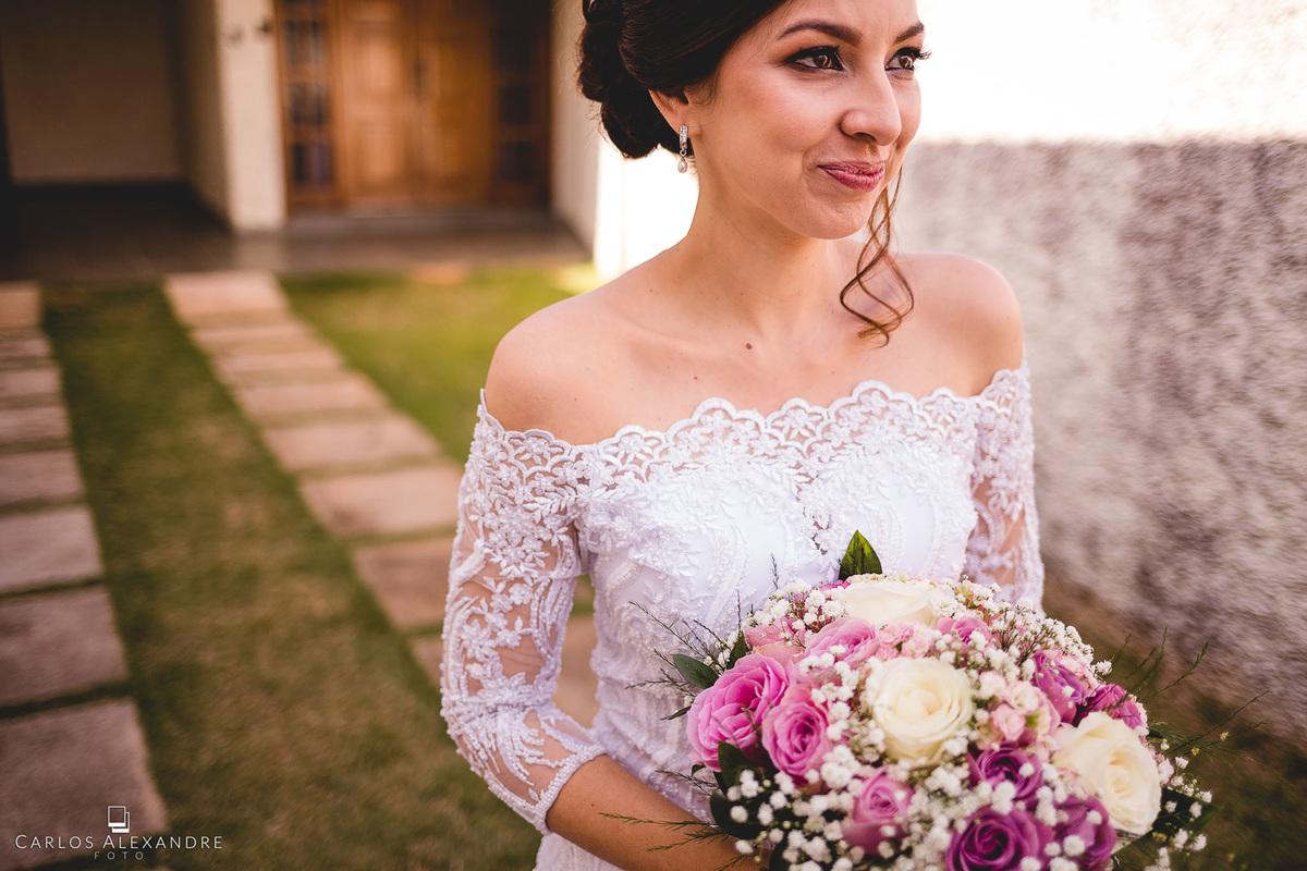 noiva emocionada ao lembrar dos seus falecidos avós, com os olhos cheio de lágrimas, fotógrafo de casamento carlos alexandre três corações mg