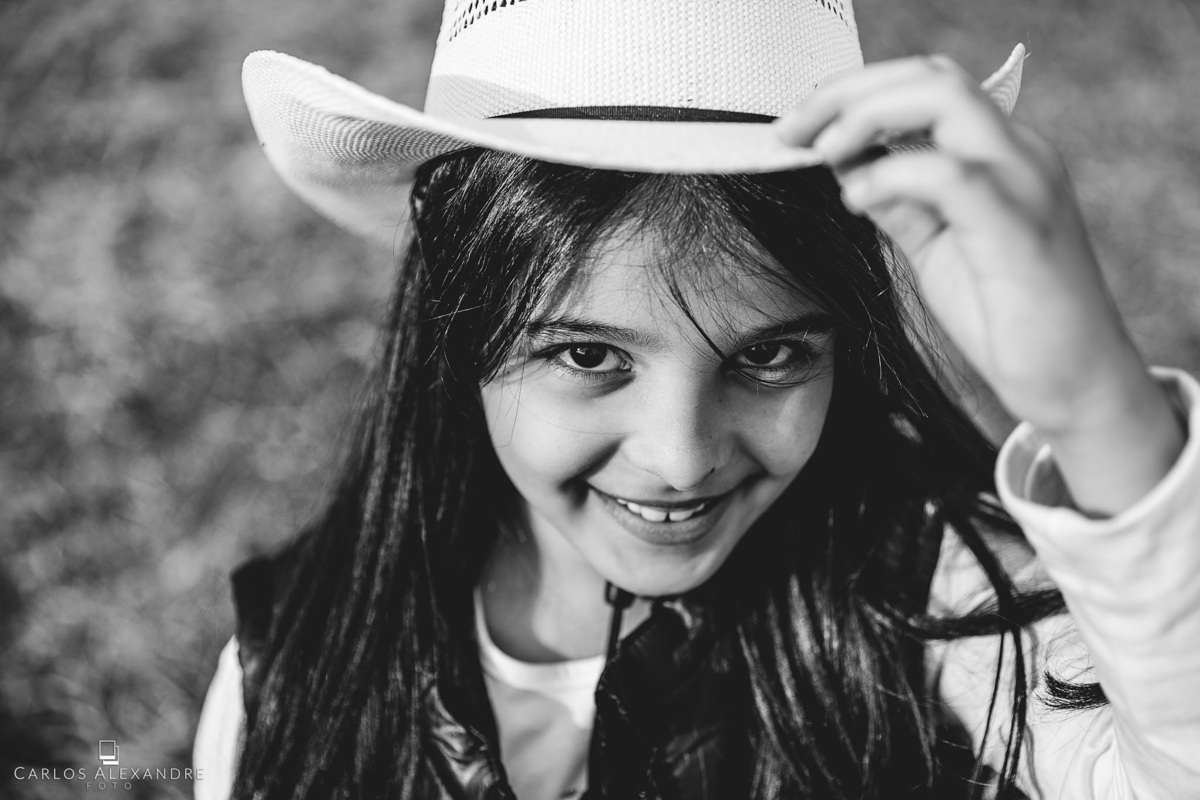 linda menina com chapéu country , em uma sessão de fotos de gestante com carlos alexandre fotografia