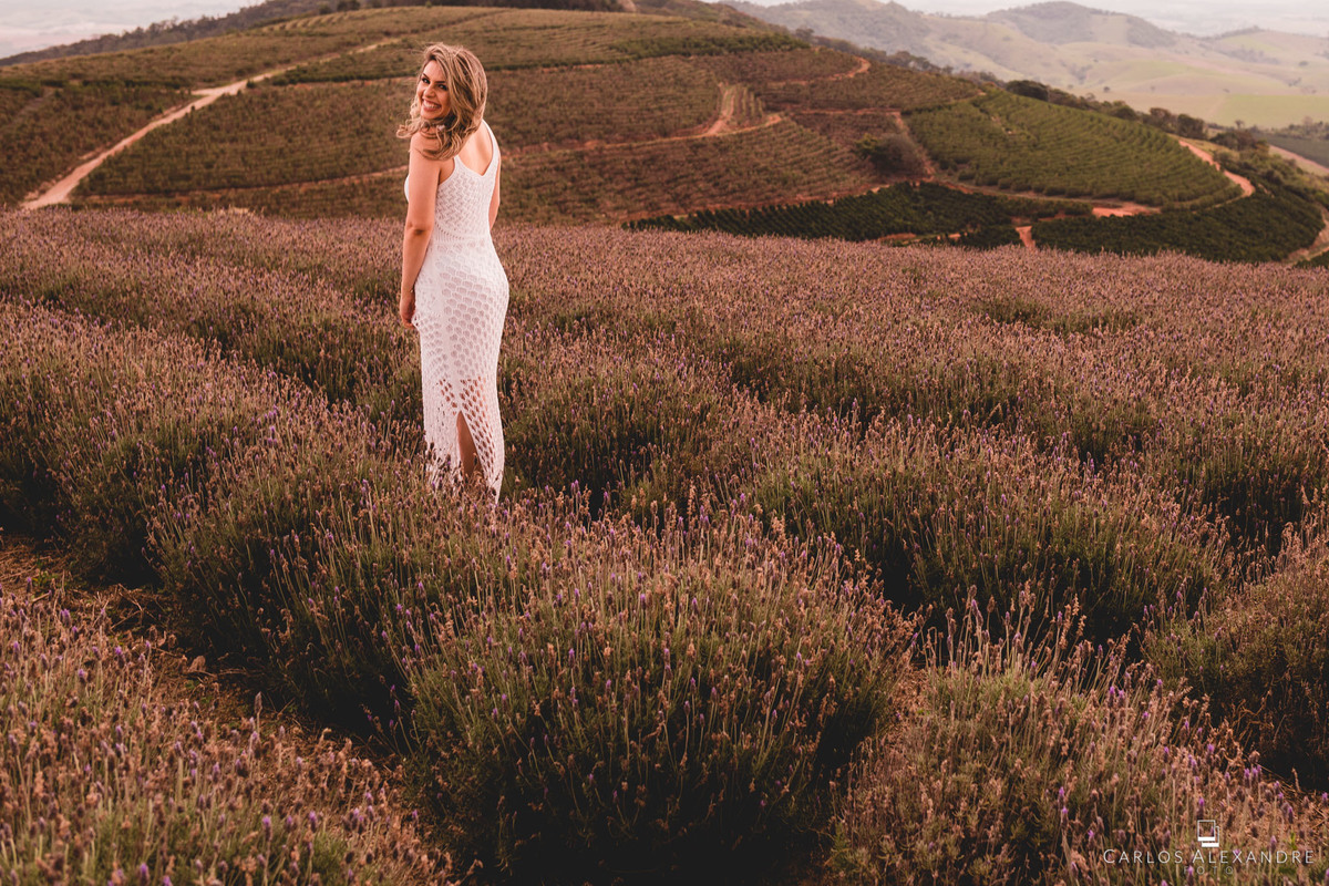 ensaio pré casamento nas lavandas de são bento abade, por carlos alexandre foto, fotografia de casamentos carlos alexandre retrato de mulher linda loira prestes a se casar