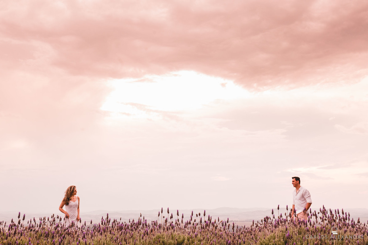 ensaio pré casamento nas lavandas de são bento abade, por carlos alexandre foto, fotografia de casamentos carlos alexandre bela paisagem de lavandas com o céu fechado