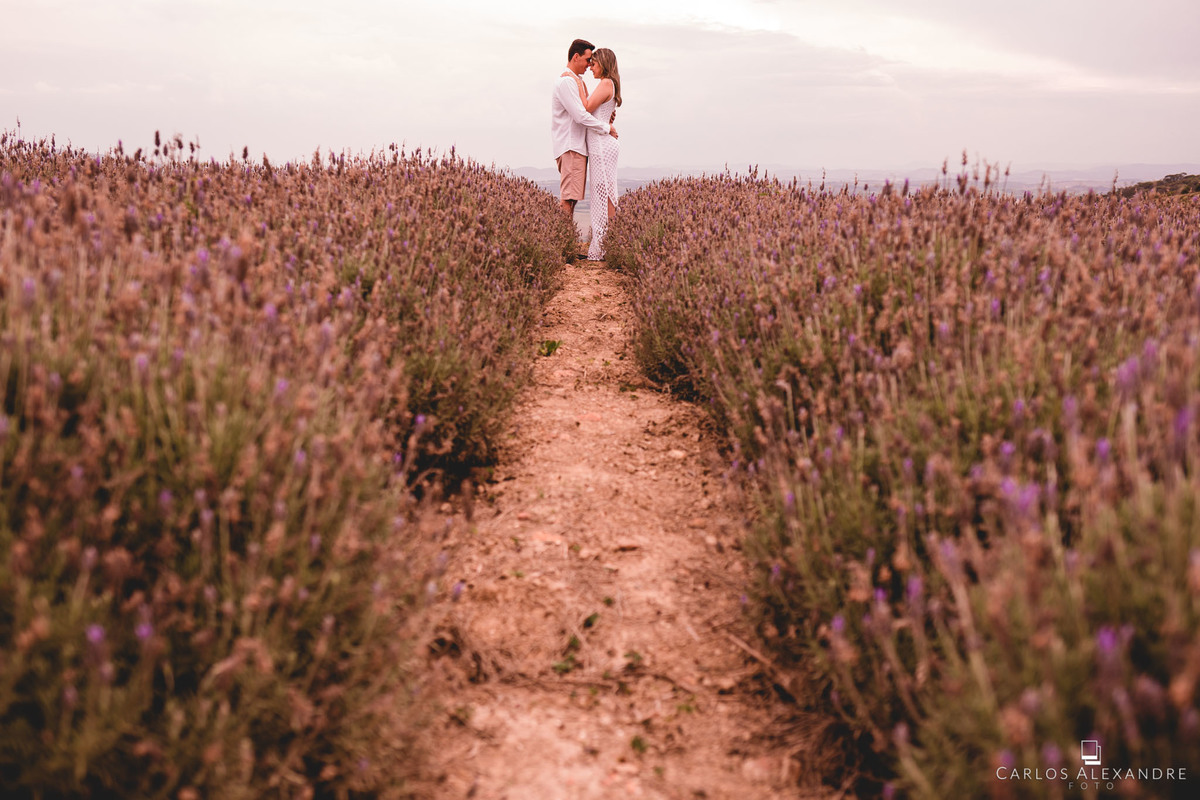 ensaio pre wedding em lavandas fotografado por carlos alexandre fotógrafo de casamentos em três corações mg casal ao meio do caminho de lavandas 