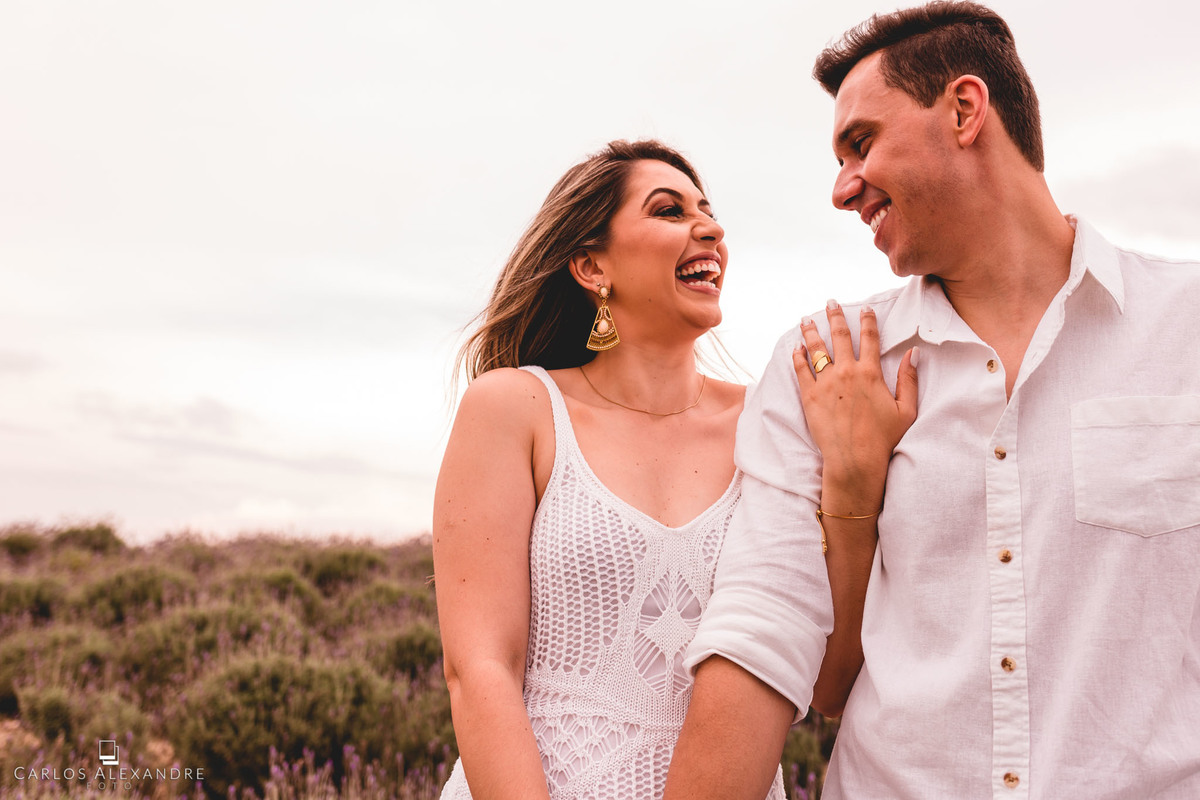 ensaio pre wedding em lavandas fotografado por carlos alexandre fotógrafo de casamentos em três corações mg noivos de divertindo e se olhando sorrindo à beça