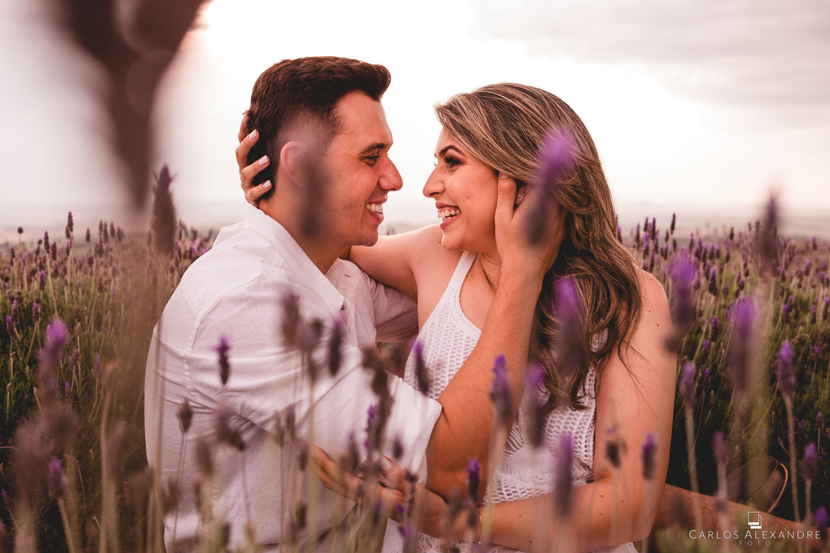 ensaio pre wedding em lavandas fotografado por carlos alexandre fotógrafo de casamentos em três corações mg flores de lavanda com o casal apaixonado de olhando