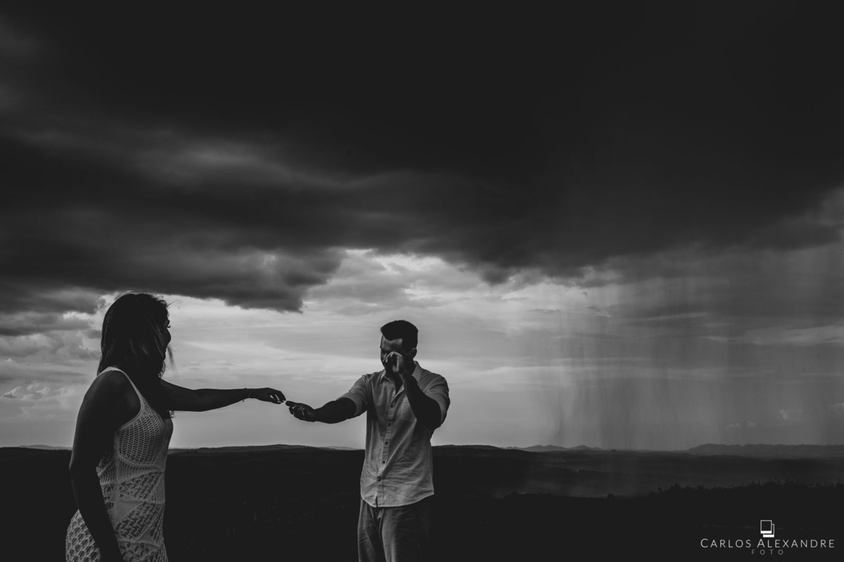 ensaio pré casamento nas lavandas de são bento abade, por carlos alexandre foto, fotografia de casamentos carlos alexandre foto de tempestade se aproximando, com o casal chorando e buscando dar as mãos