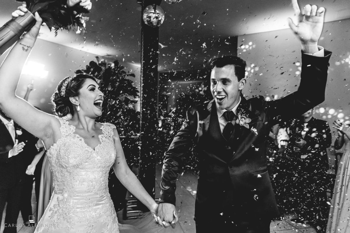 alegria está no rosto do casal quando chegam na festa felizes pelo casamento, fotógrafo de casamentos de três corações Carlos Alexandre Foto