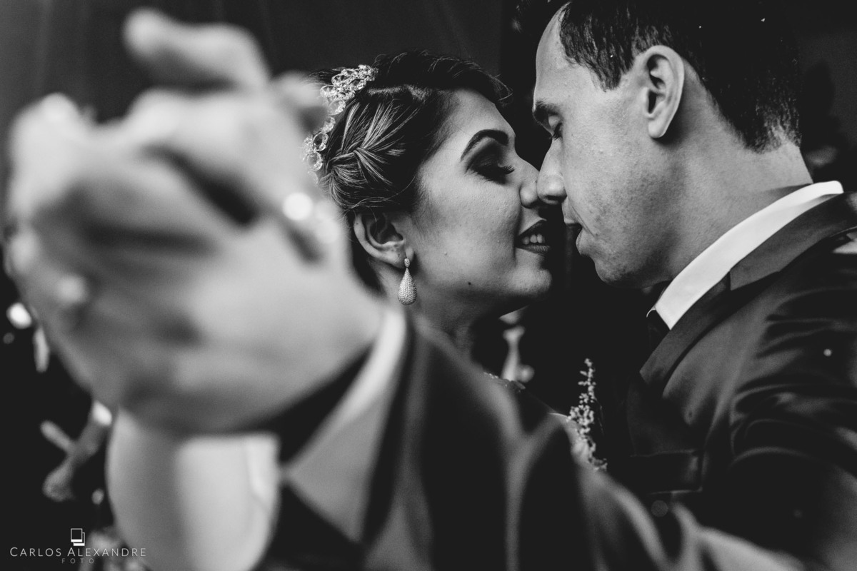 noivos dançando a valsa em conexão e sintonizados entre si, fotógrafo de casamentos de três corações Carlos Alexandre Foto