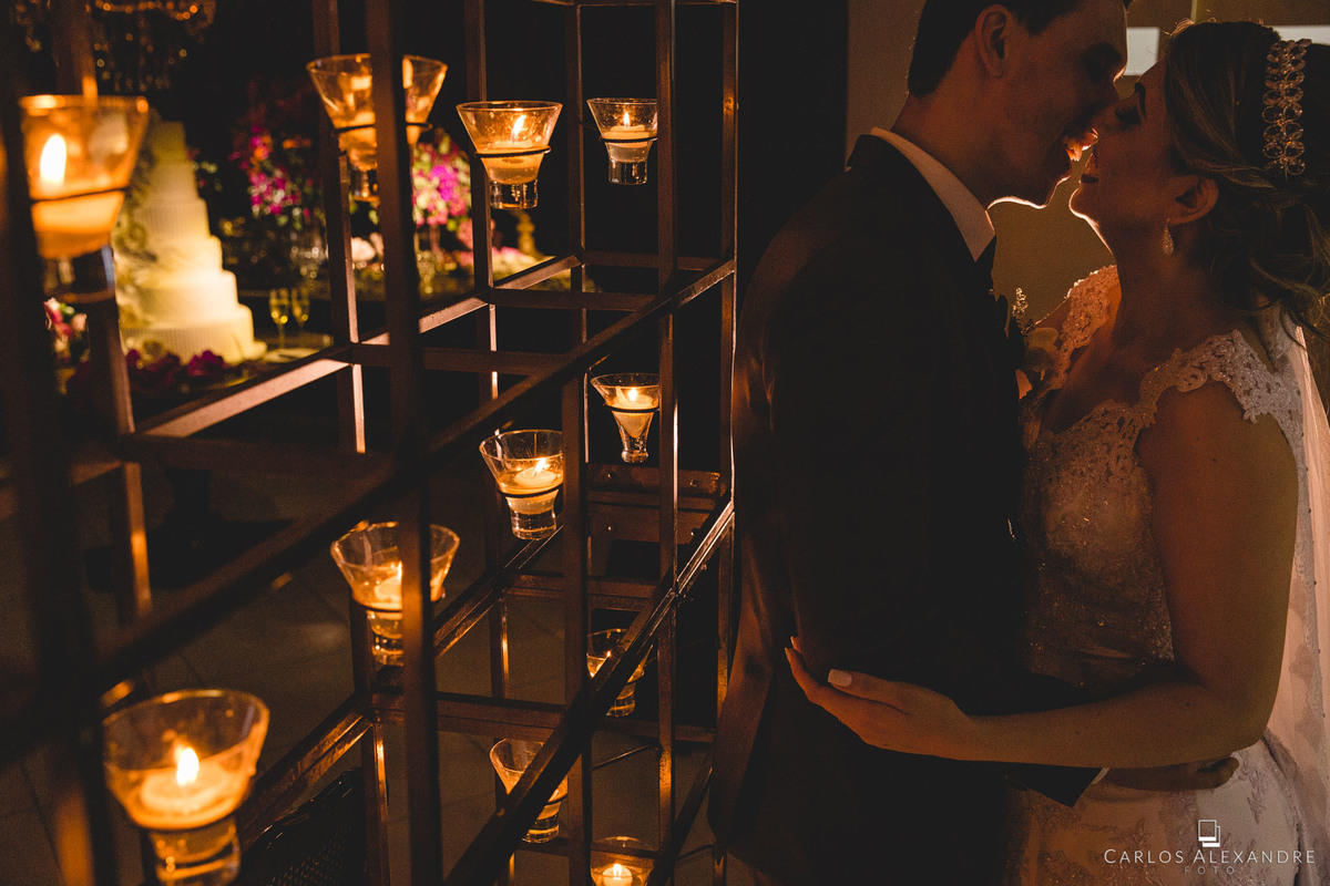 castiçal de velas acesas na decoração do casamento, fotógrafo de casamentos de três corações Carlos Alexandre Foto