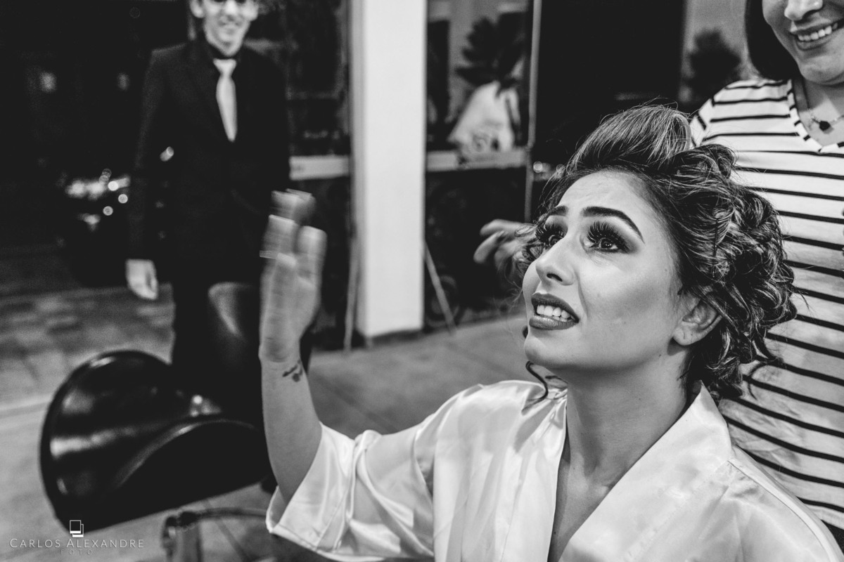 noiva não se contém e vai às lágrimas quando vê seu pai, já que tem uma ligação bem forte com ele, Carlos Alexandre foto de casamento tres coracoes sul de minas