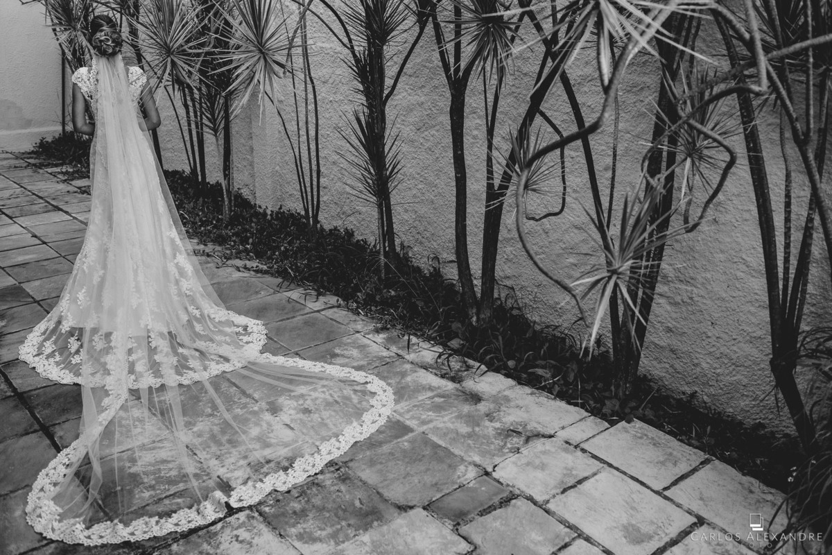 belíssimo vestido de noiva de costas com véu todo aberto, fotografado por carlos alexandre foto, de tres coracoes mg