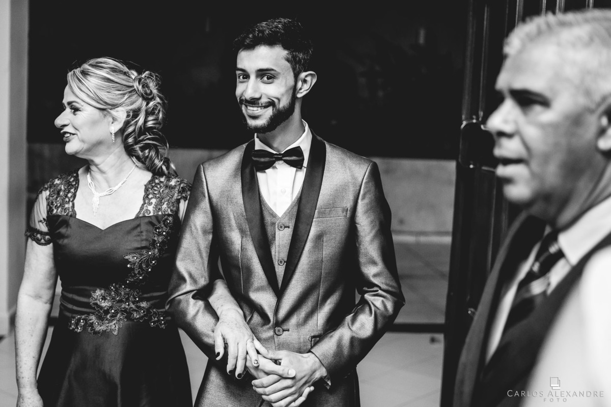 noivo tímido esperando a noiva antes do seu casamento, fotografado por carlos alexandre foto, de tres coracoes mg