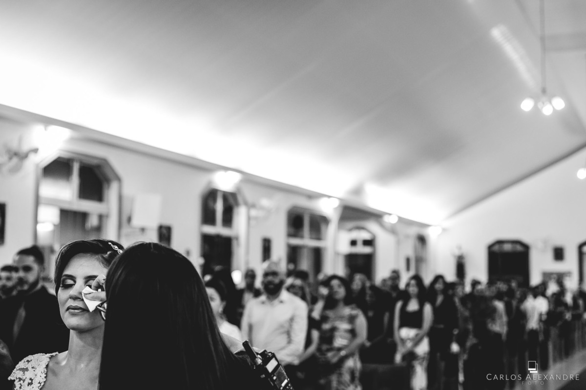 cerimonialista limpando a lágrima da noiva que está emocinada ao chegar no altar