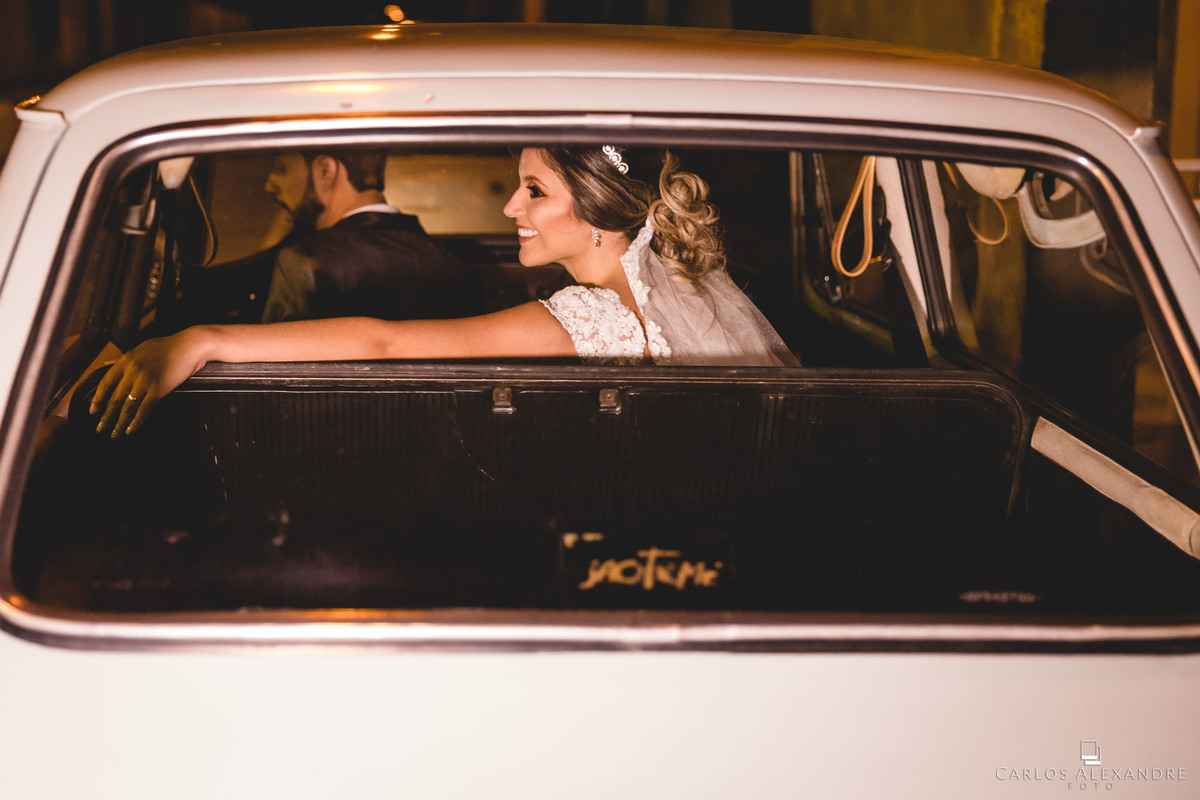 noiva em sua belina, indo para a festa do seu casamento, foto carlos alexandre 3 corações minas gerais