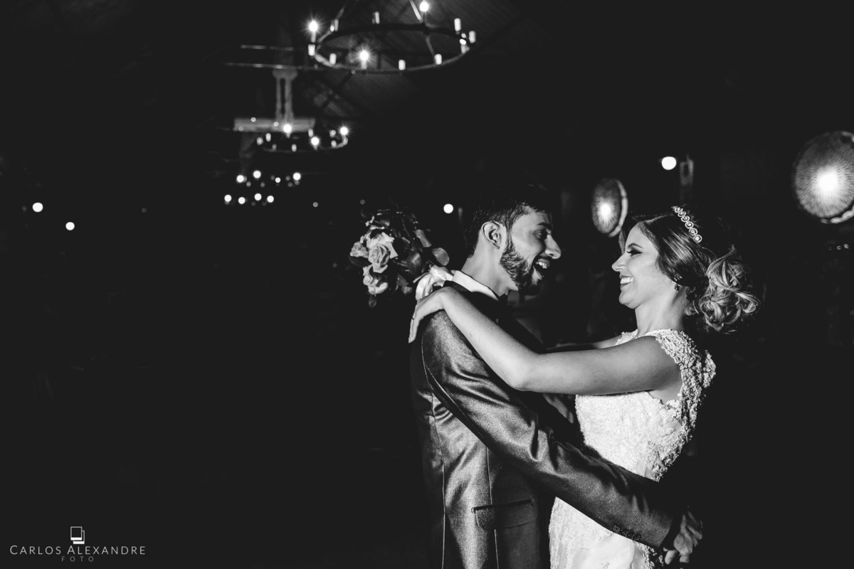 casal dançando agarrados ao som de uma música bem romântica no início da festa, fotos de casamento por carlos alexandre fotografia