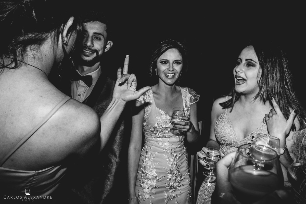cunhada quase mostrando o dedo do meio para a noiva e todos dando risada, fotos de casamento por carlos alexandre fotografia