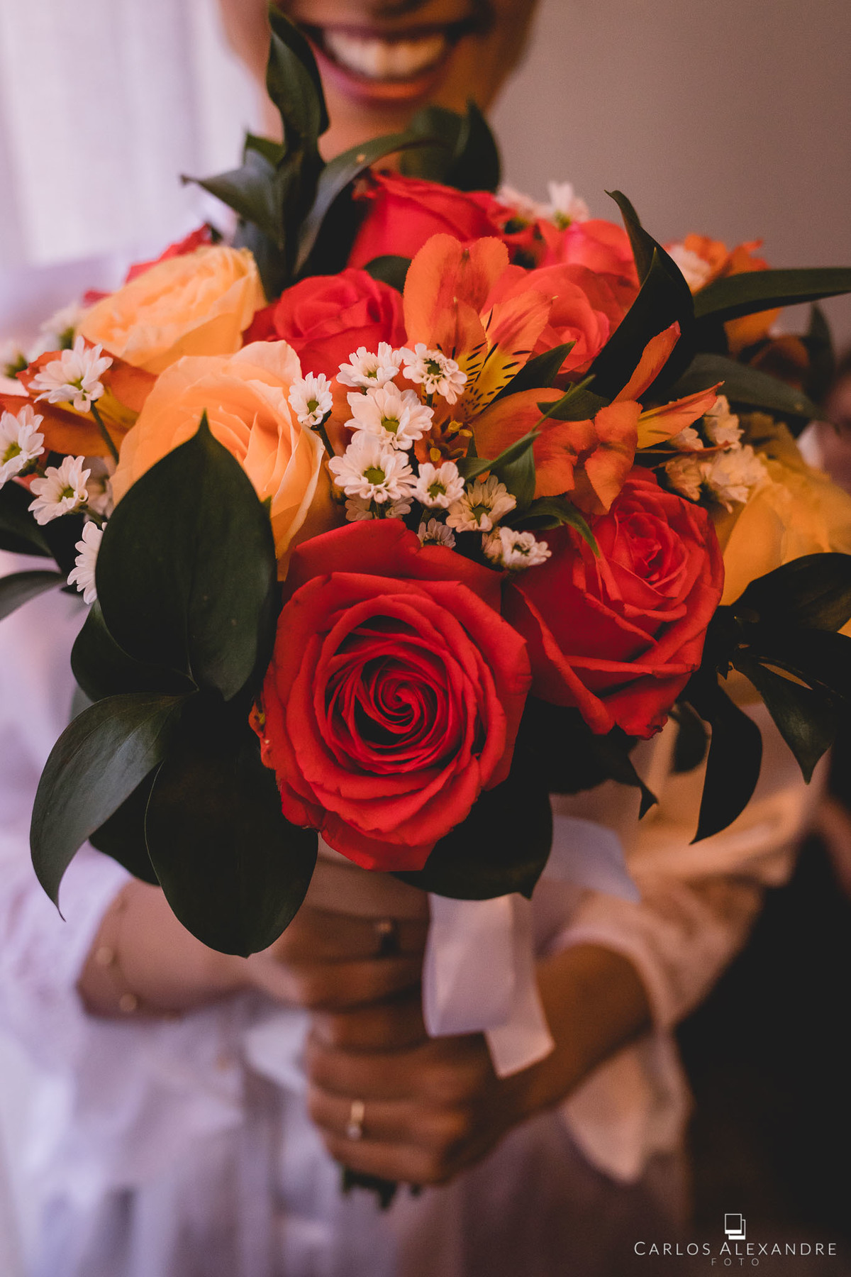 lindo buquê de noiva de rosas coloridas e mistas, fotografado por carlos alexandre foto, de tres coracoes mg