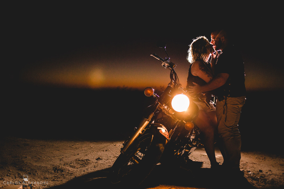 ensaio de casal com motoqueiros ao fim da tarde se beijando, fotografia incrível , pré wedding em são thomé alexandre foto carlos