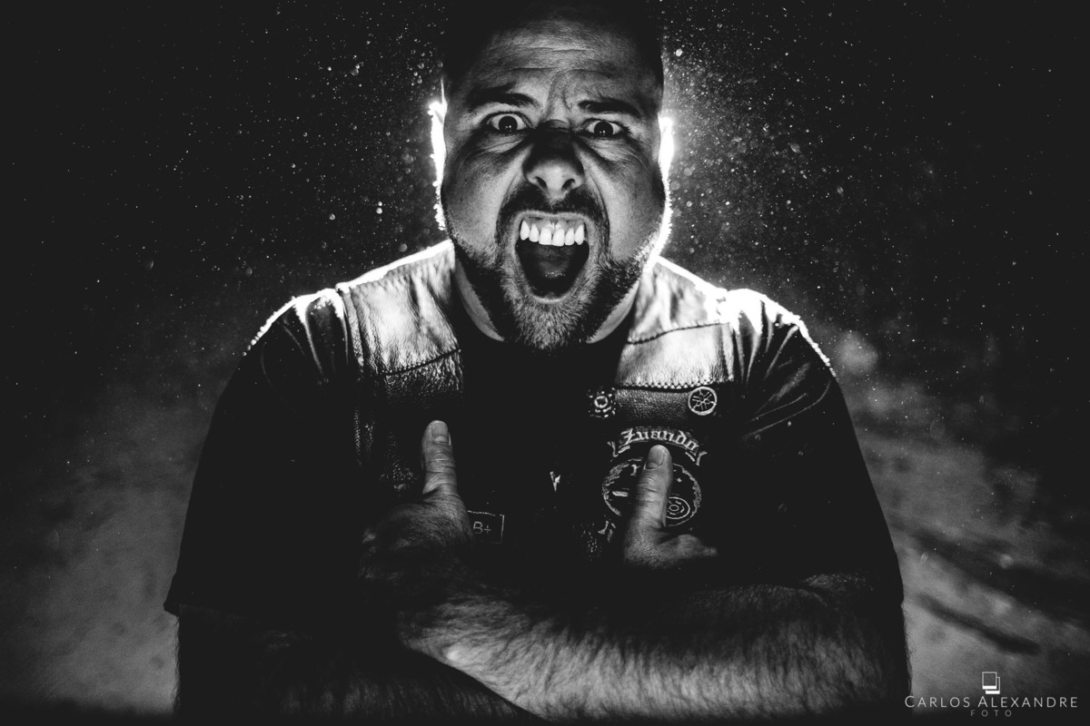 homem gritando a contra luz, com sua expressão forte e engraçada ao mesmo tempo, pré wedding em são thomé alexandre foto carlos