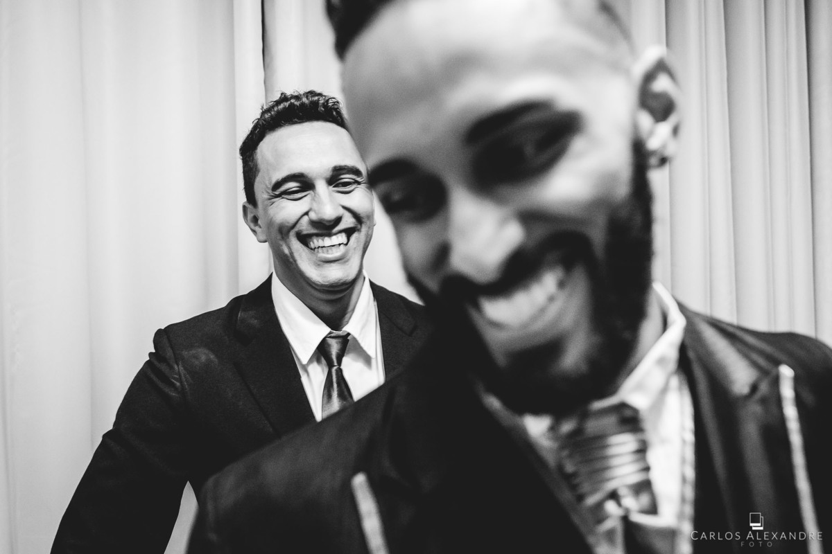 noivo e seu irmão conectados pelo sorriso e amizade fotógrafo de casamentos sul de minas três corações mg carlos alexandre foto making of do noivo no via garden hotel em varginha mg