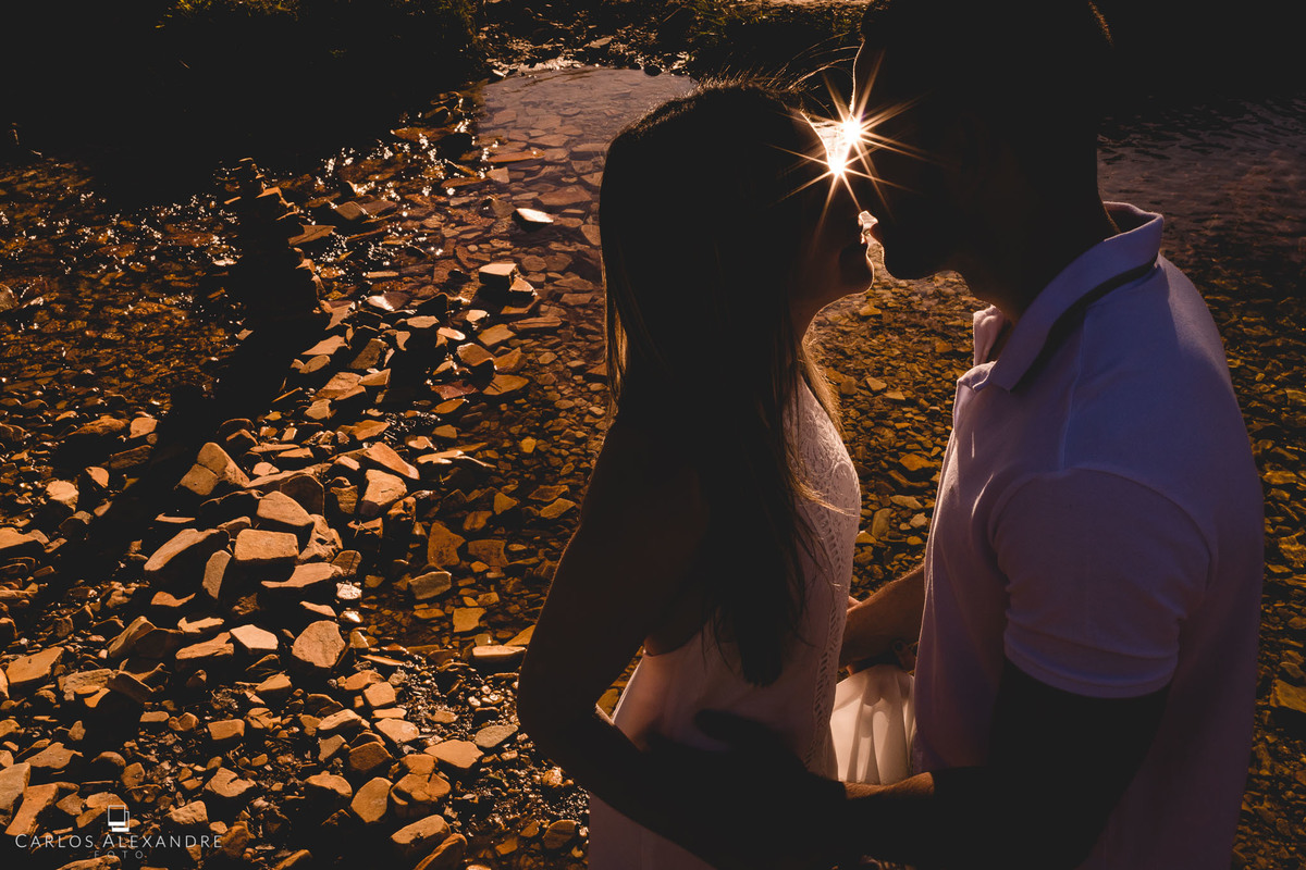 brilho dos olhos de reflexo da água se encaixa perfeitamente nos olhos do casal e gera um efeito incrível fotos pré wedding em são thomé das letras, carlos alexandre fotografo de três corações mg