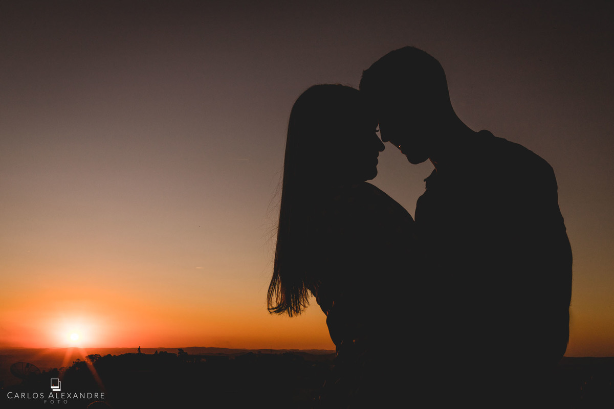 casal se namorando ao por do sol de são tomé das letras em minas gerais, sessão de casal em são thomé sul de minas, fotografo vizinho Três Corações MG Carlos Alexandre Foto