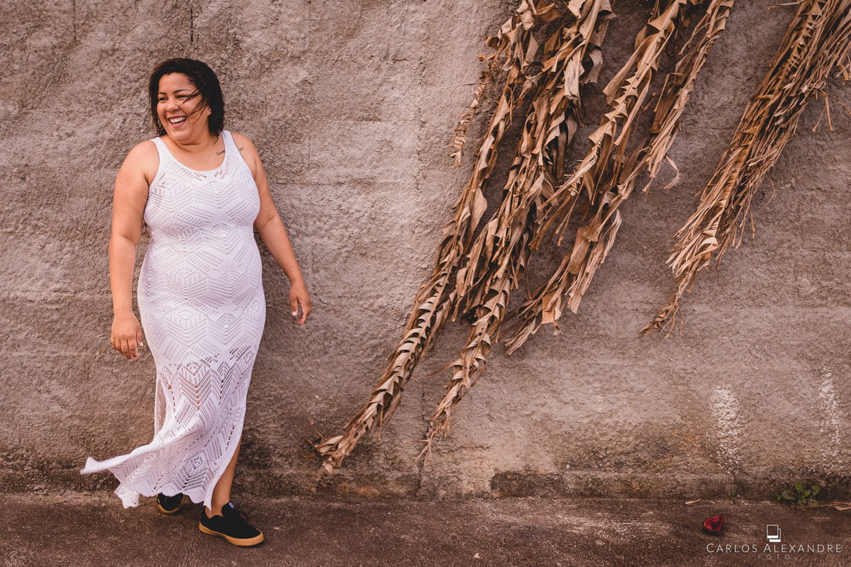 namorada linda, de tenis e com vestido e cabelos ao vento, com sua auto estima incrível, ensaio de fotos de casal fotografado por carlos alexandre foto tres corações mg