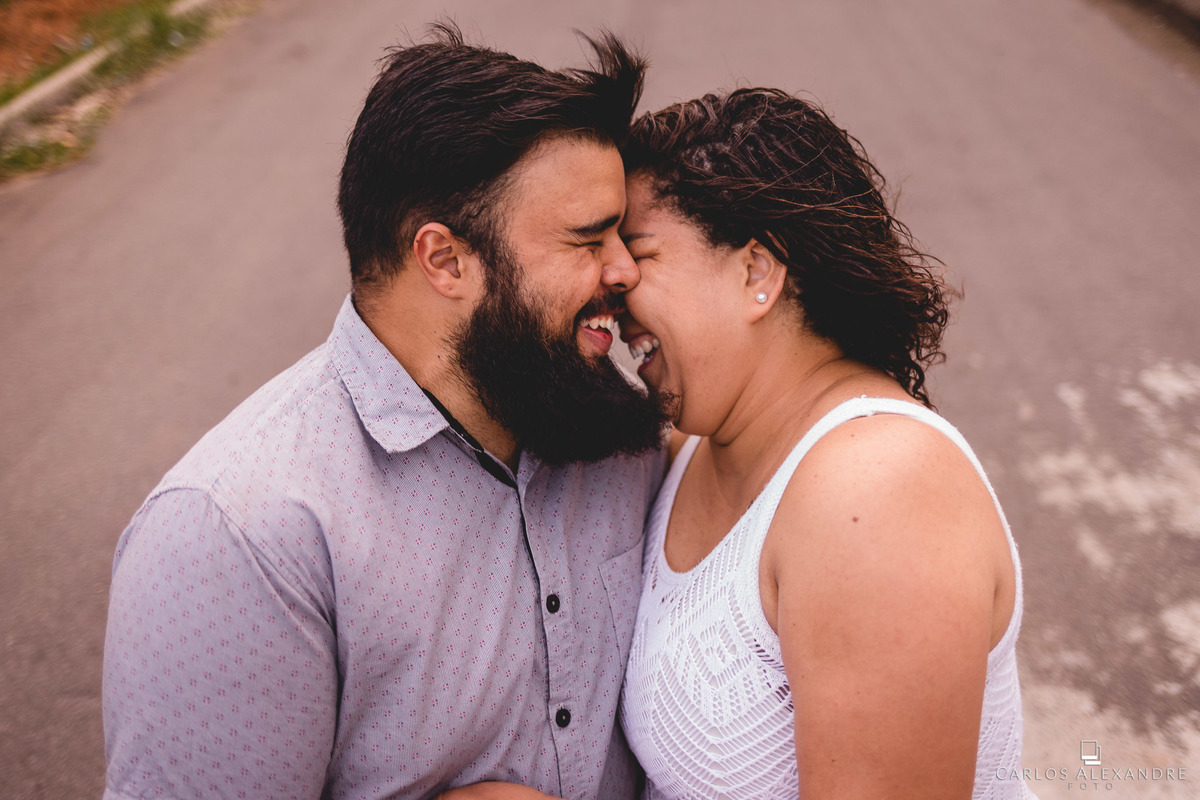 namorados morrendo de rir em ensaio pré wedding de gordinhos, ensaio de fotos de casal fotografado por carlos alexandre foto tres corações mg