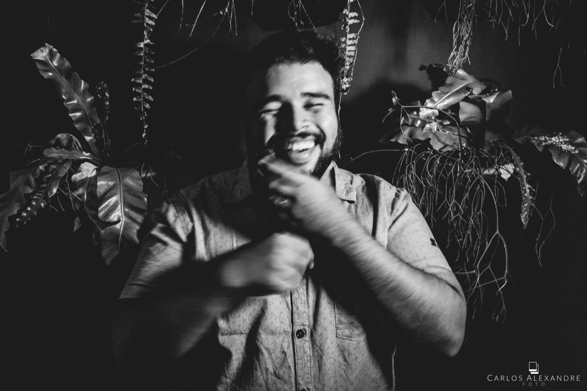 rapaz ajeitando sua barba em uma foto de baixa velocidade captando todo o seu movimento, sessão de fotos em um sushi da bru tres corações MG sul de minas carlos alexandre foto