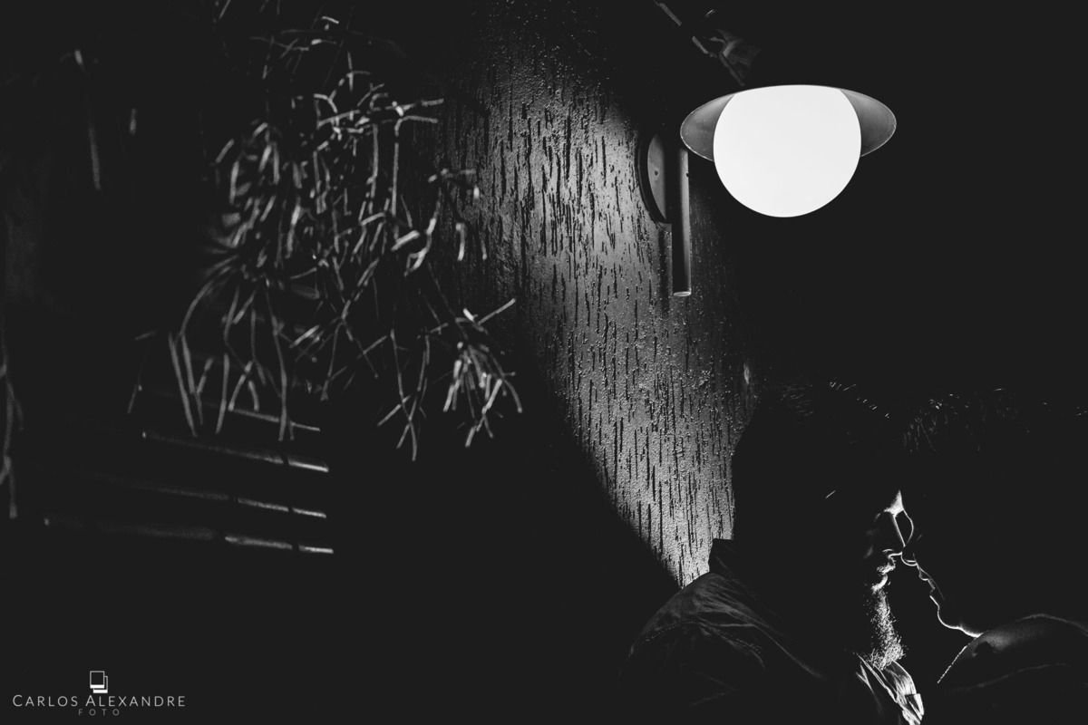 fotografia em preto e branco no contra luz de um led com flores e lustre na parede, sessão de fotos em um sushi da bru tres corações MG sul de minas carlos alexandre foto