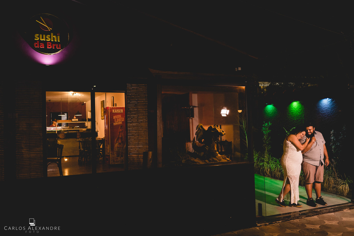 finalizando o ensaio na fachada do sushi da bru em três corações, sessão de fotos em um sushi da bru tres corações MG sul de minas carlos alexandre foto