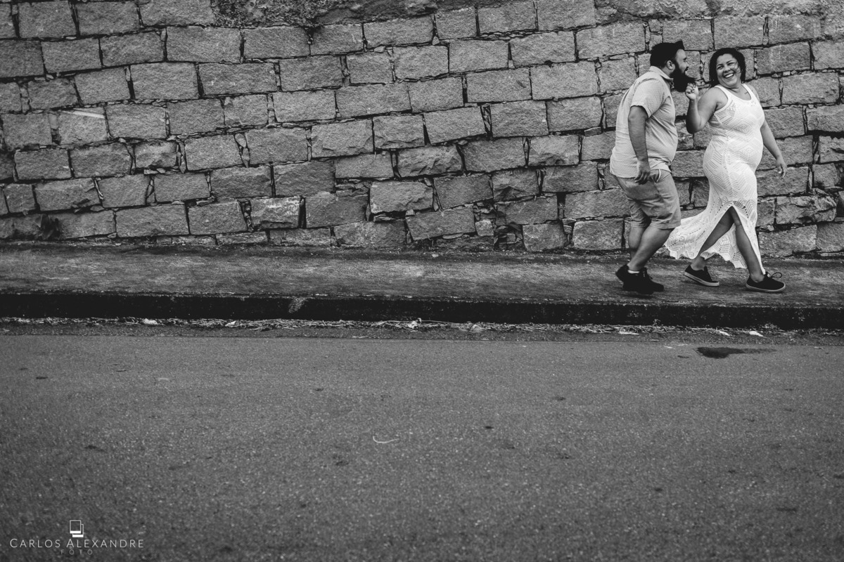 casal amigo de namorados caminham enquanto namorada puxa pela barba como se fosse uma coleira, fotos de gordinhos pre wedding carlos alexandre fotografo de casamento