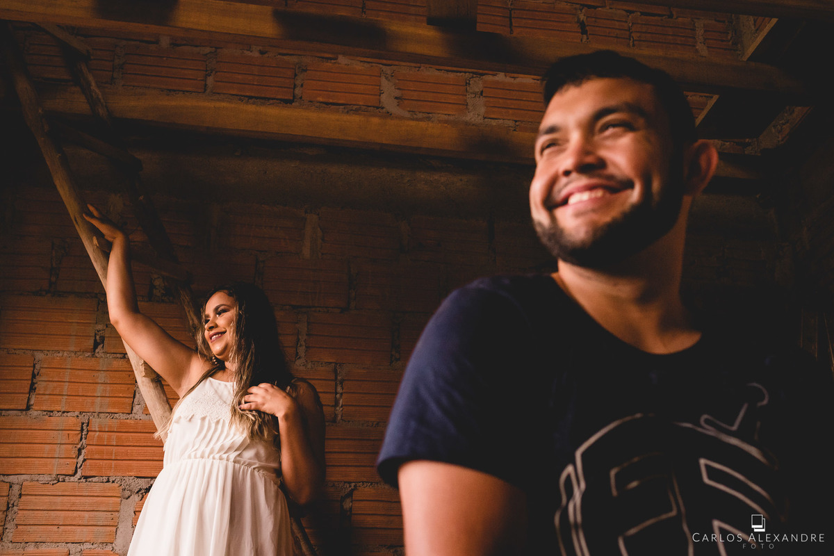 casinha simples no alto do morro com casal feliz esperando pelo casamento, fotografia de casais em são thomé na montanha mágica chovendo, fotografado por carlos alexandre foto sul de minas tres corações