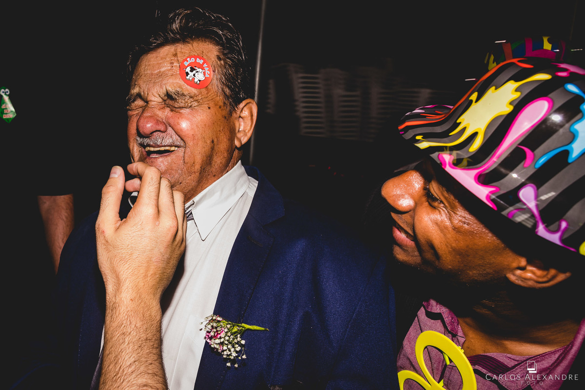 vovô entra na brincadeira da gravata junto com os padrinhos, festa de casamento no círculo militar fotógrafo em três corações mg carlos alexandre