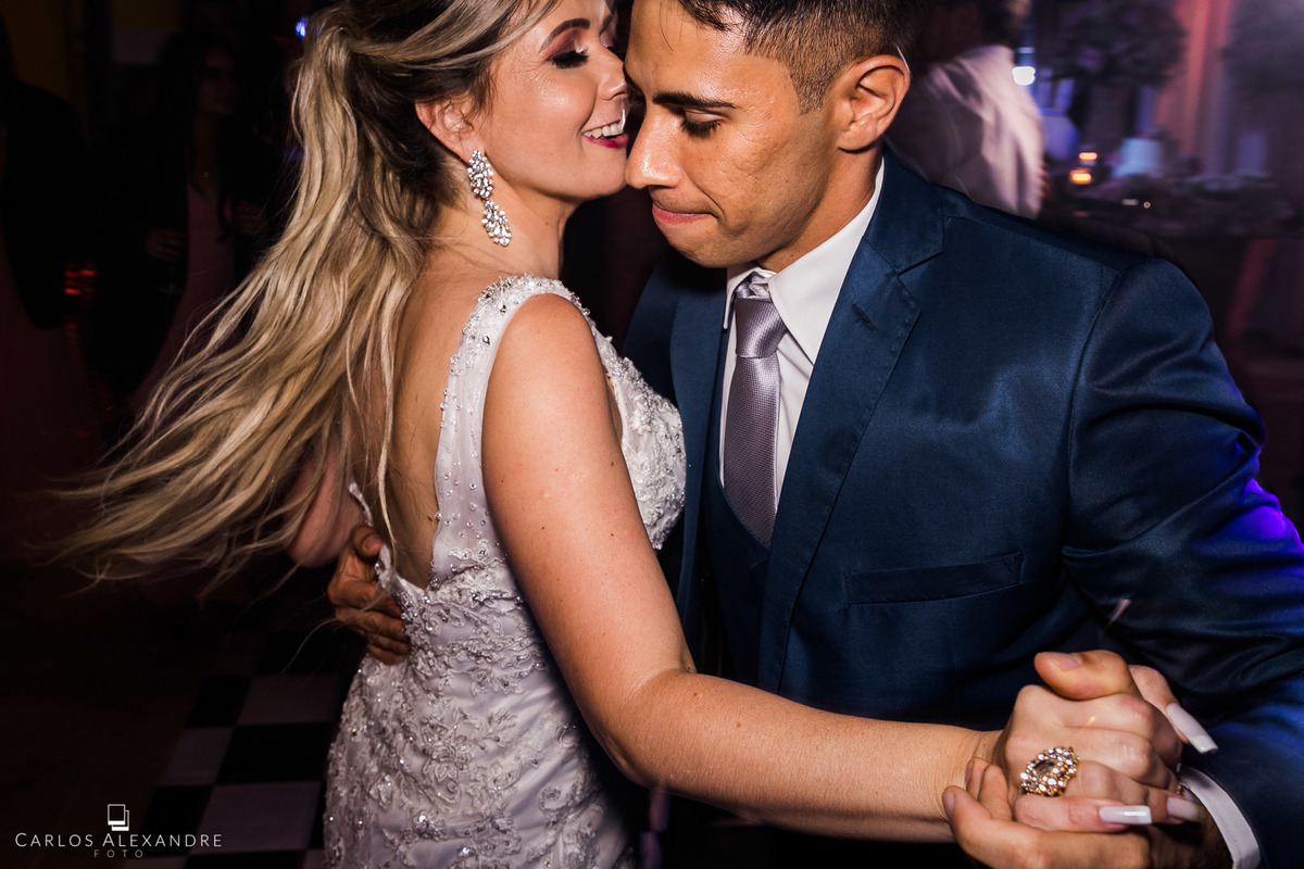 festa recepção do casamento de elidi e elias no primeiro casamento de 2021 na cidade de jesuânia mg fotógrafo de casamentos carlos alexandre foto de três corações lambari noivos dançando muito bem na pista de dança forro com os cabelos ao vento