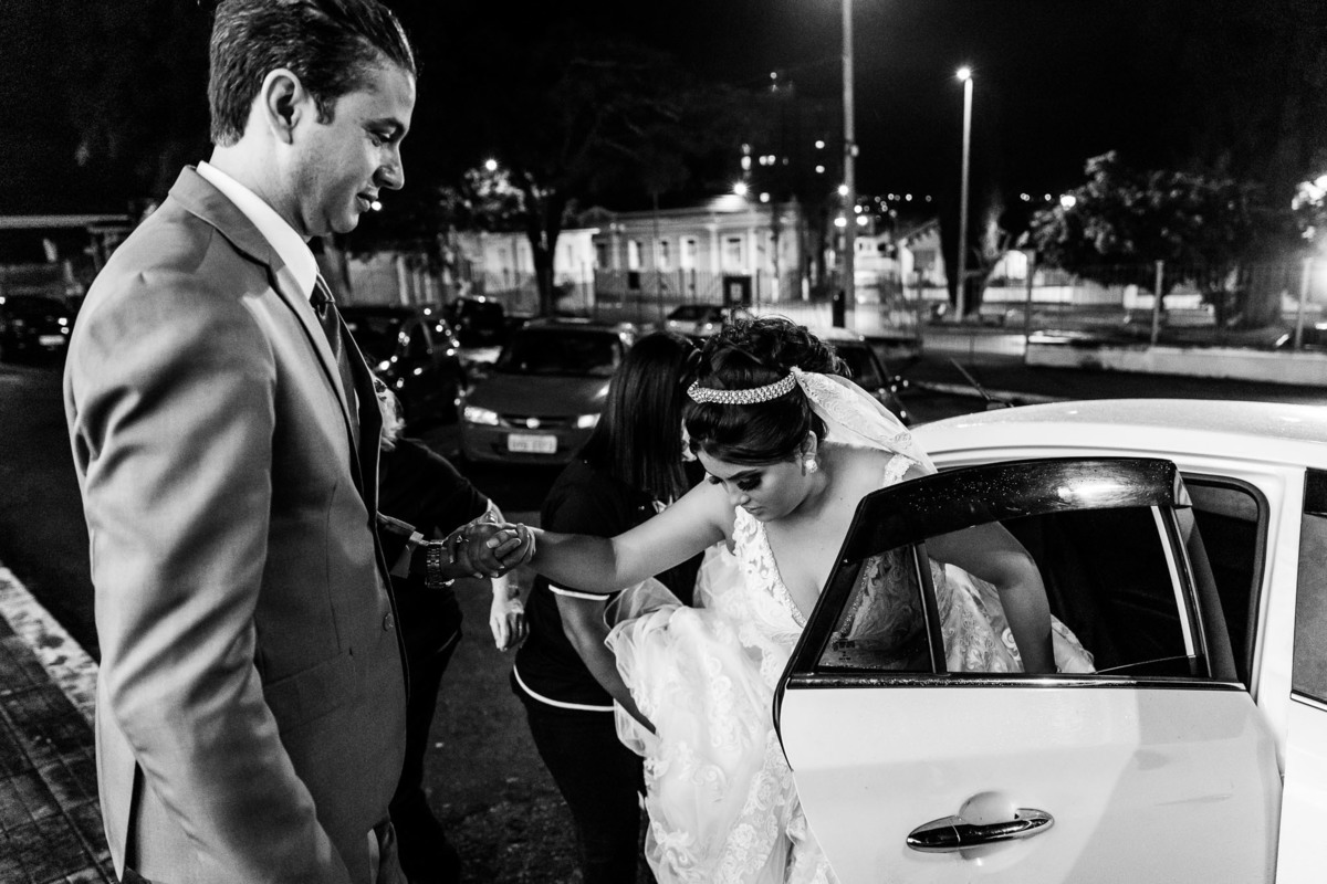 casamento na igreja matriz sagrada família em três corações mg fotografo de casamentos carlos alexandre foto pai da noiva esperando sua filha noiva sair do carro