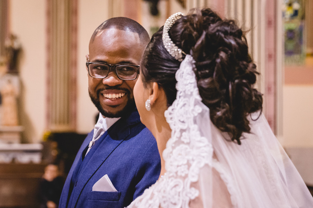 casamento na igreja matriz sagrada família em três corações mg fotografo de casamentos carlos alexandre foto noivos se olham no primeiro contato no altar 