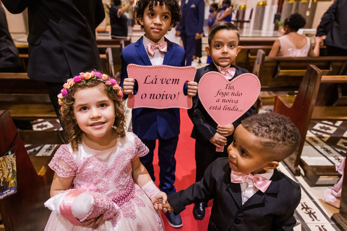 cerimônia de casamento na igreja matriz de três corações mg carlos alexandre fotógrafo crianças saindo com as plaquinhas na mão