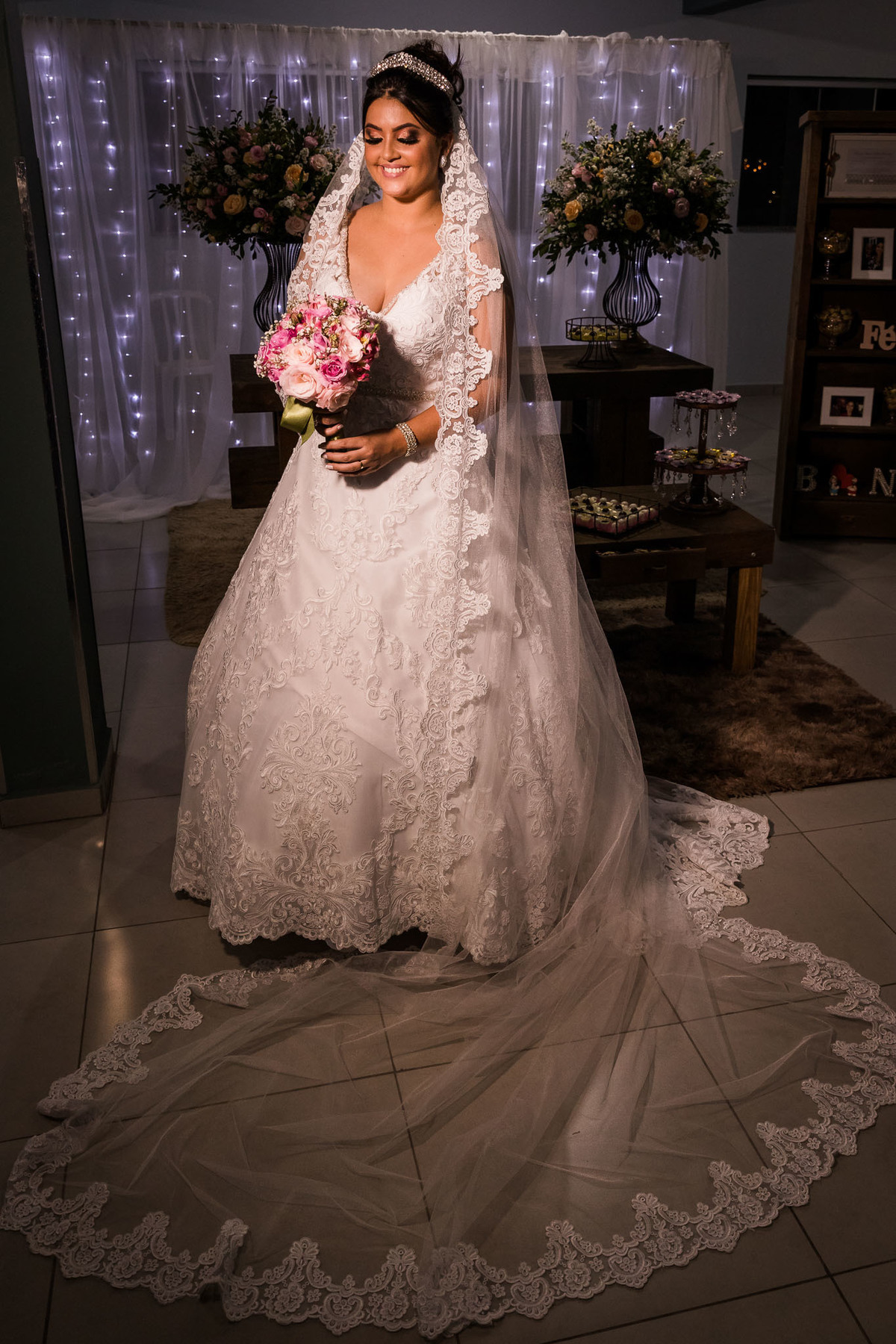 festa de casamento no restaurante navegantes fotos de carlos alexandre foto lia noivas noiva sorridente com o seu vestido alugado na lia noivas com a mesa de doces ao fundo