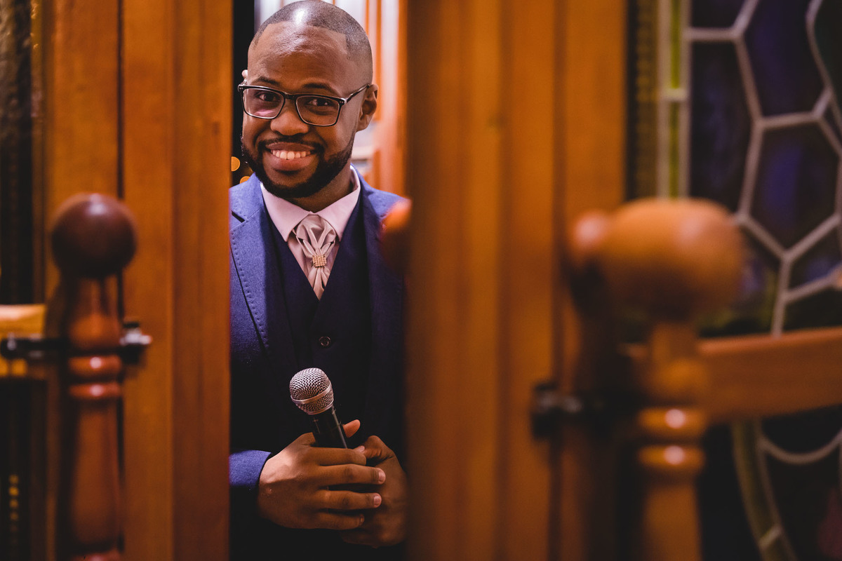casamento na igreja matriz sagrada família em três corações mg fotografo de casamentos carlos alexandre foto nando cantor prestes a entrar na igreja para se tornar noivo com o microfone na mão