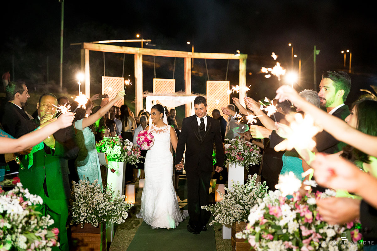 saída dos noivos com velas