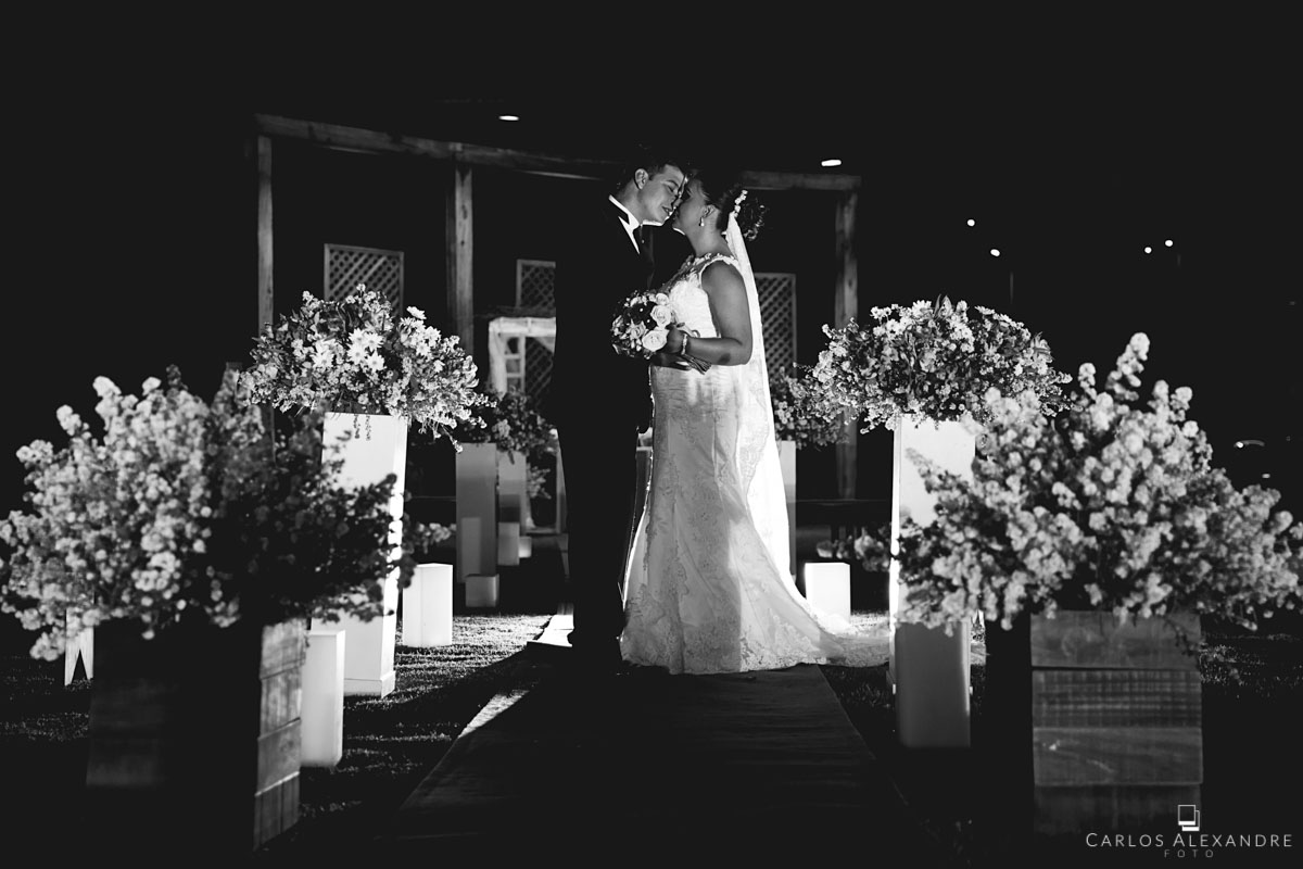 linda foto pós casamento com o fim da cerimônia e intervalo para a festa fotografado pelo fotógrado de casamento em três corações carlos alexandre foto no salão galemon em lambari sul de minas