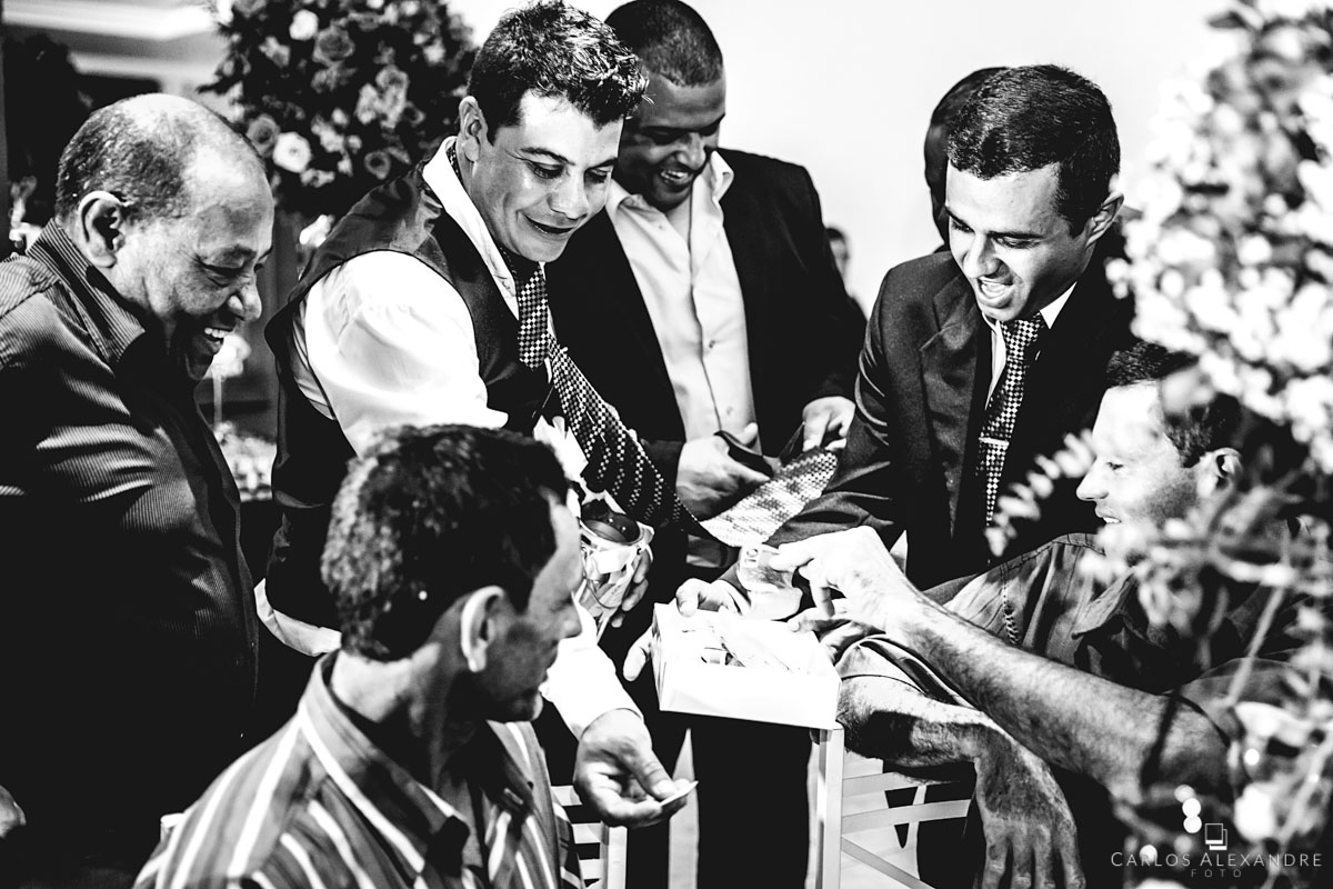 noivo cortando gravata e arrecadando dinheiro em sua festa de casório