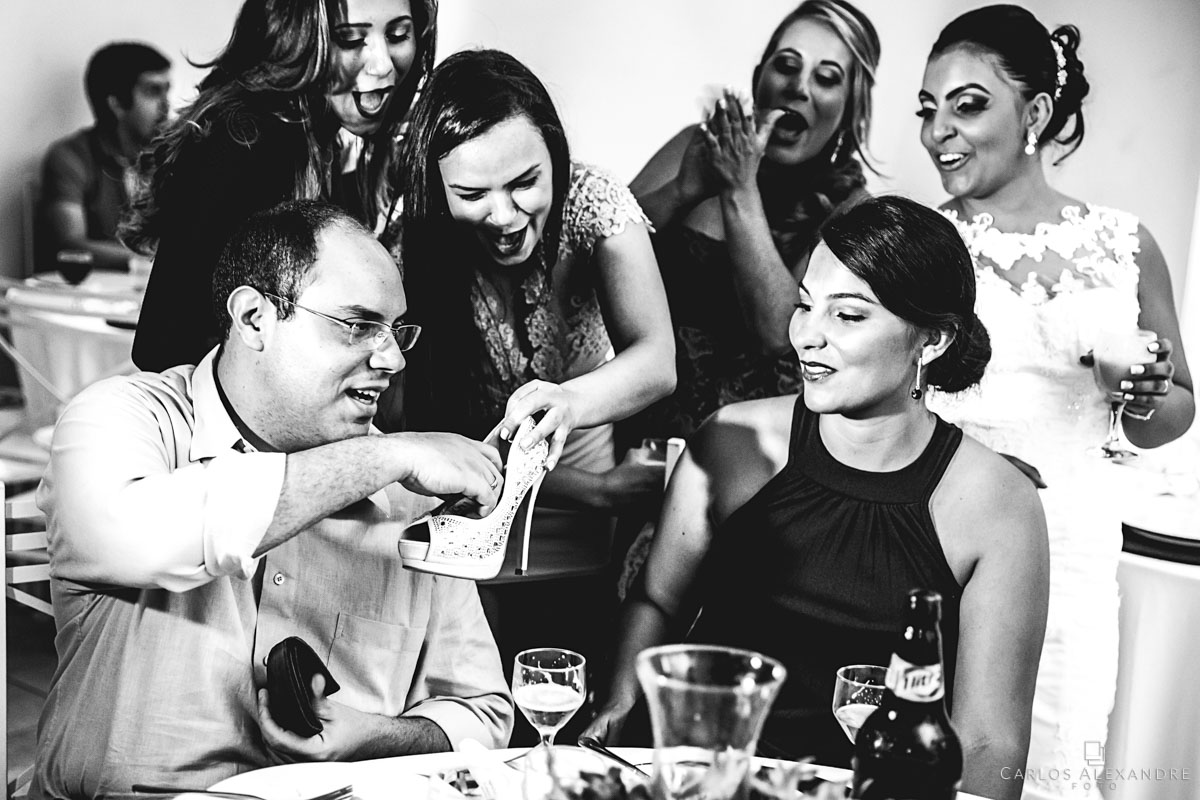 noiva passando o sapatinho e ganhando grana no meio da recepção