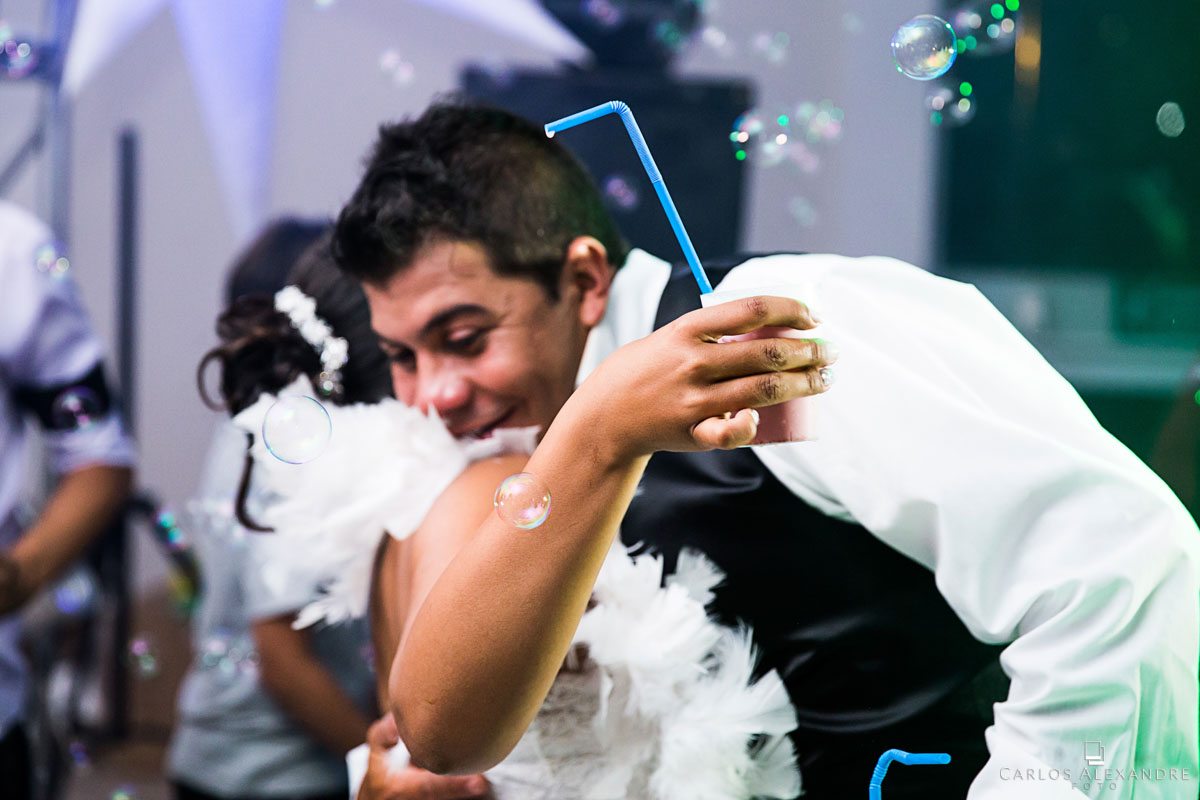 noiva e noivo se esbaldando com música dançante na festa do casamento
