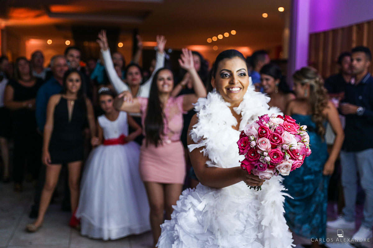 esposa prestes a jogar o buque para suas amigas convidadas e parentes soleitras