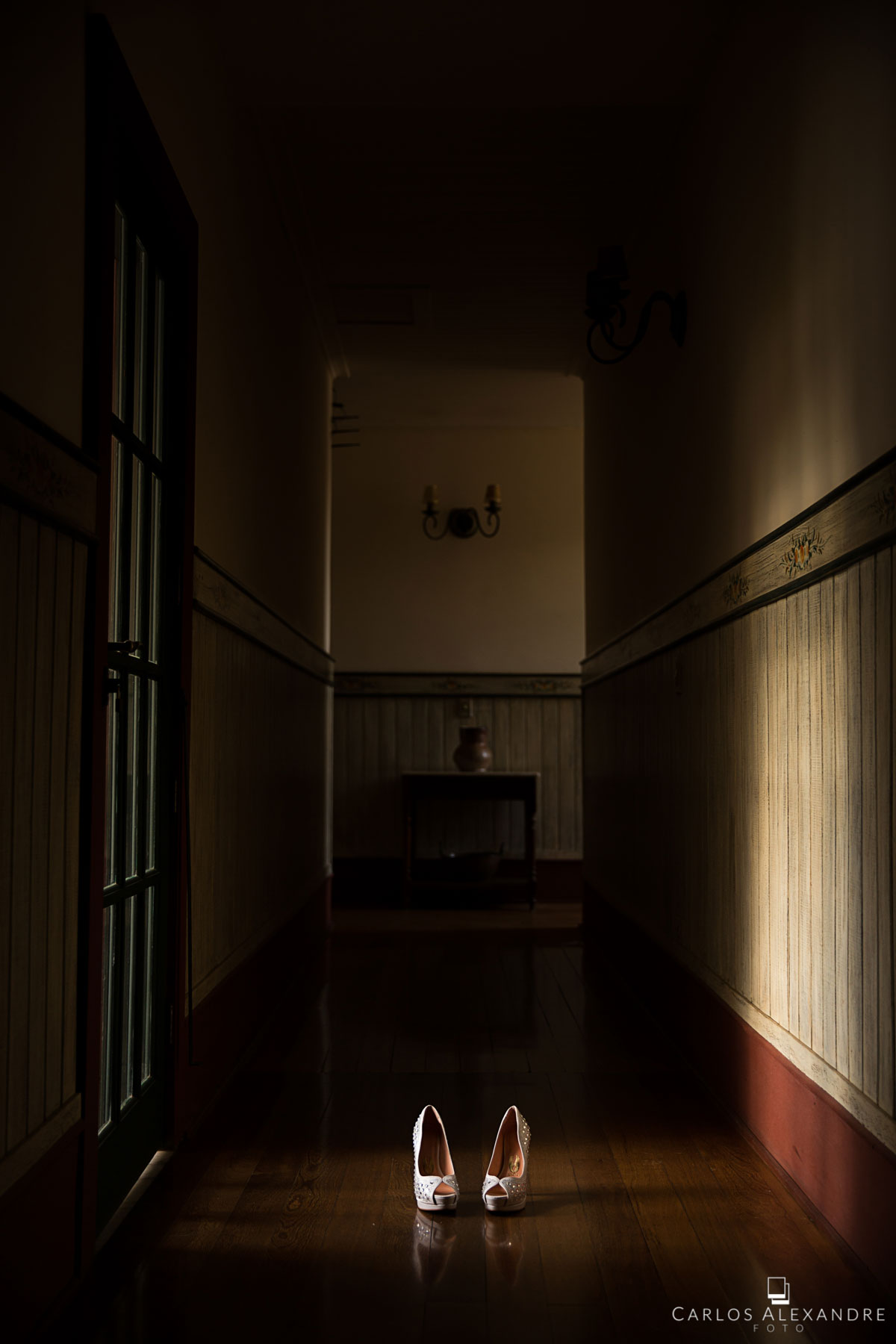 sapatos da noiva iluminados no corredor em pousada de lambari