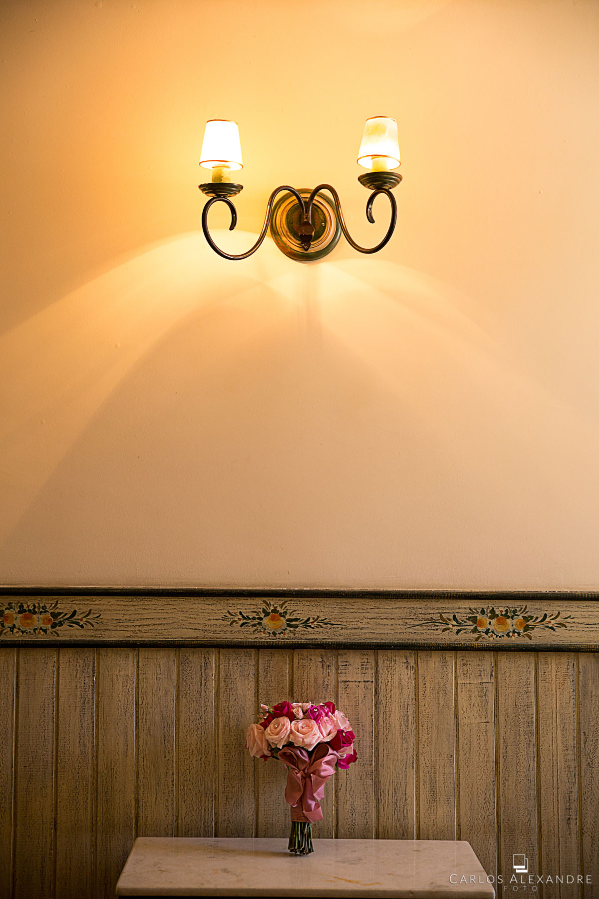 buque da noiva exposto sob luz