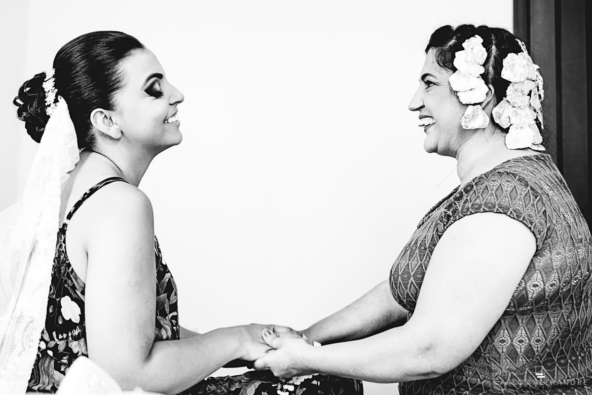 mãe e filha trocando experiência antes do casamento