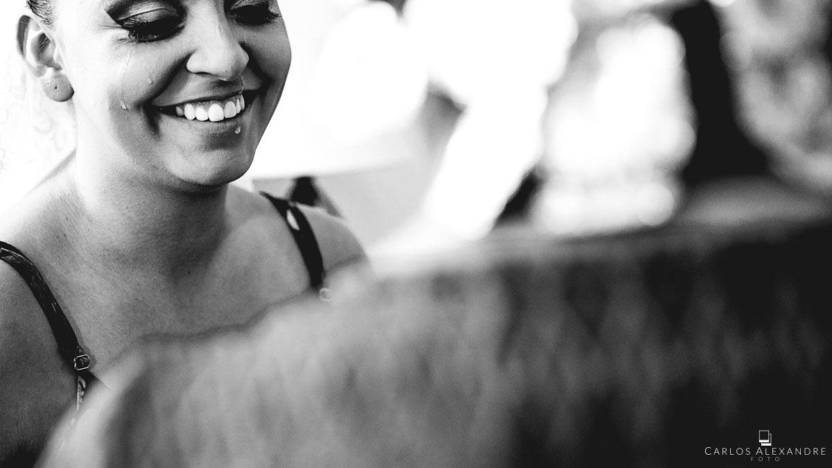 noiva se emociona conversando com a mãe em seu making of