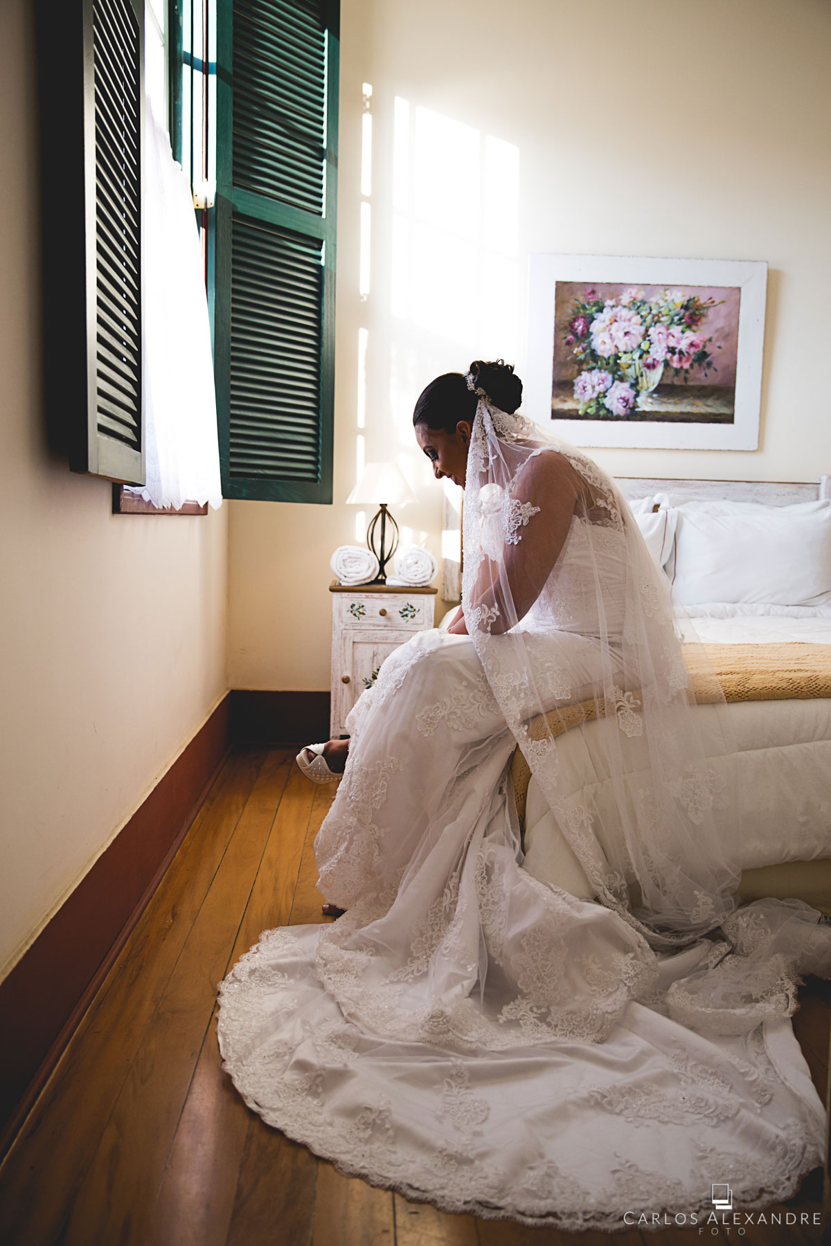 lindo vestido de noiva colocando o sapato